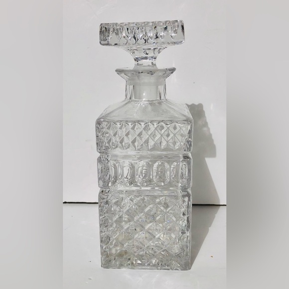 VINTAGE CRYSTAL SQUARE LIQUOR DECANTER W/STOPPER 9.5 " DIAMOND CUT - Picture 4 of 7